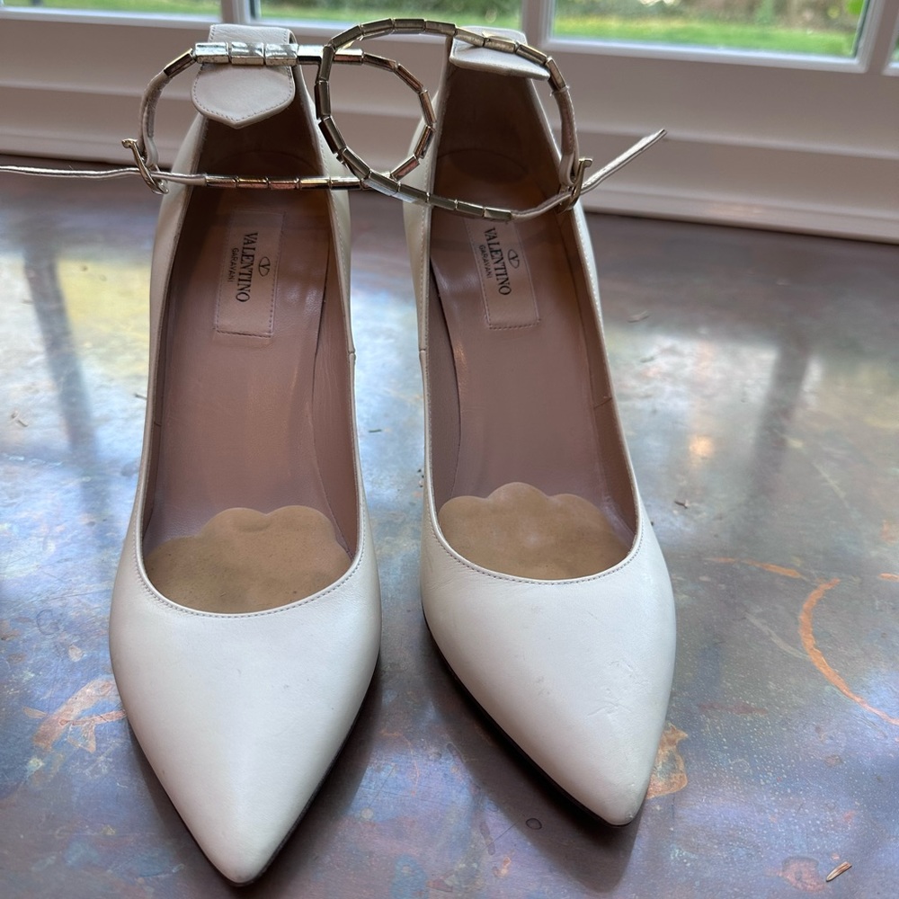 Stunning Valentino pumps with gold studded detail